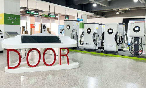 Tin tức công ty mới nhất về Phân tích chuyên sâu: Tỷ suất hoàn vốn (ROI) khi triển khai Hệ thống lưu trữ năng lượng bằng pin và Trạm sạc xe điện di động